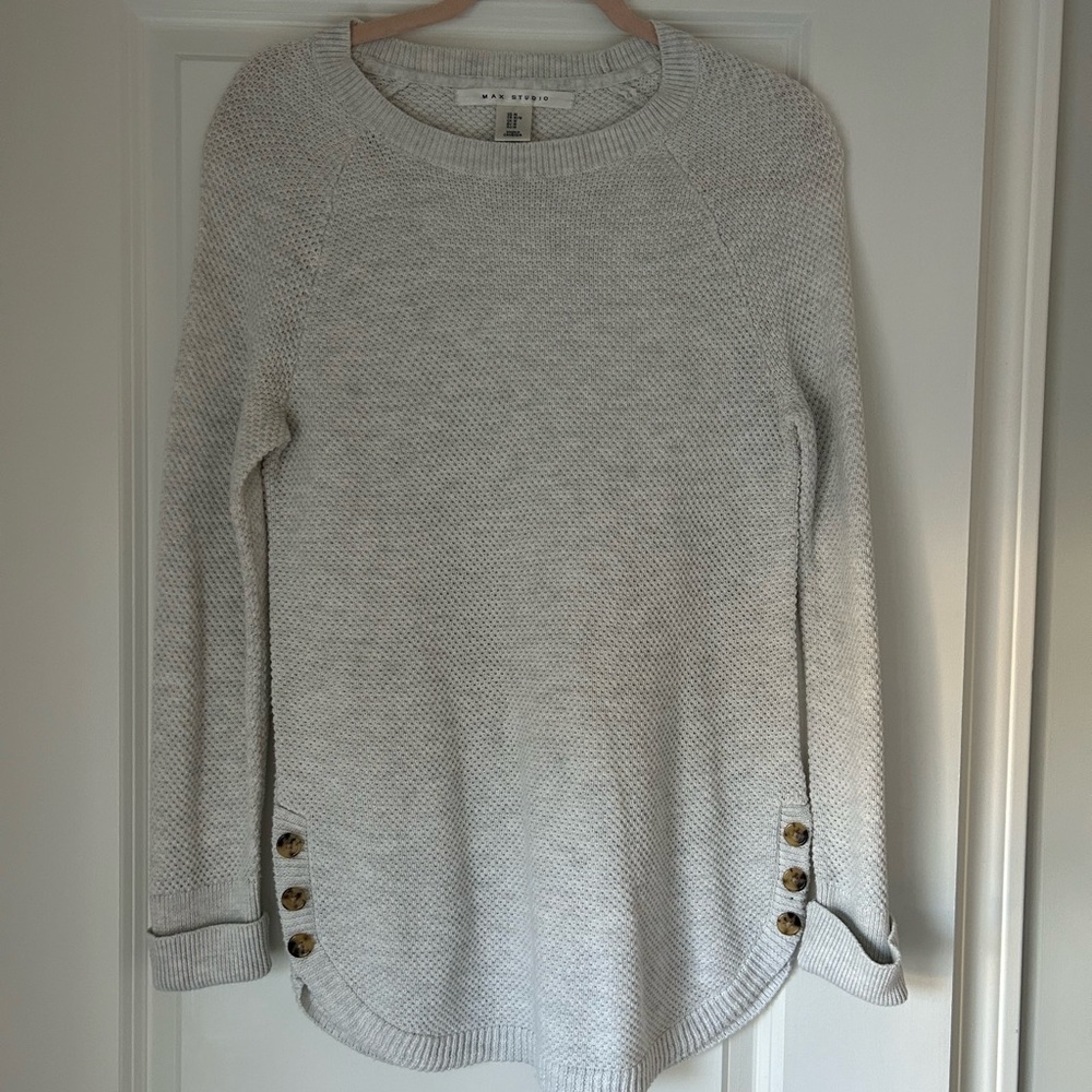 Max Studio Gray Crew Neck Sweater with Ribbed Cuffs and Relaxed Fit